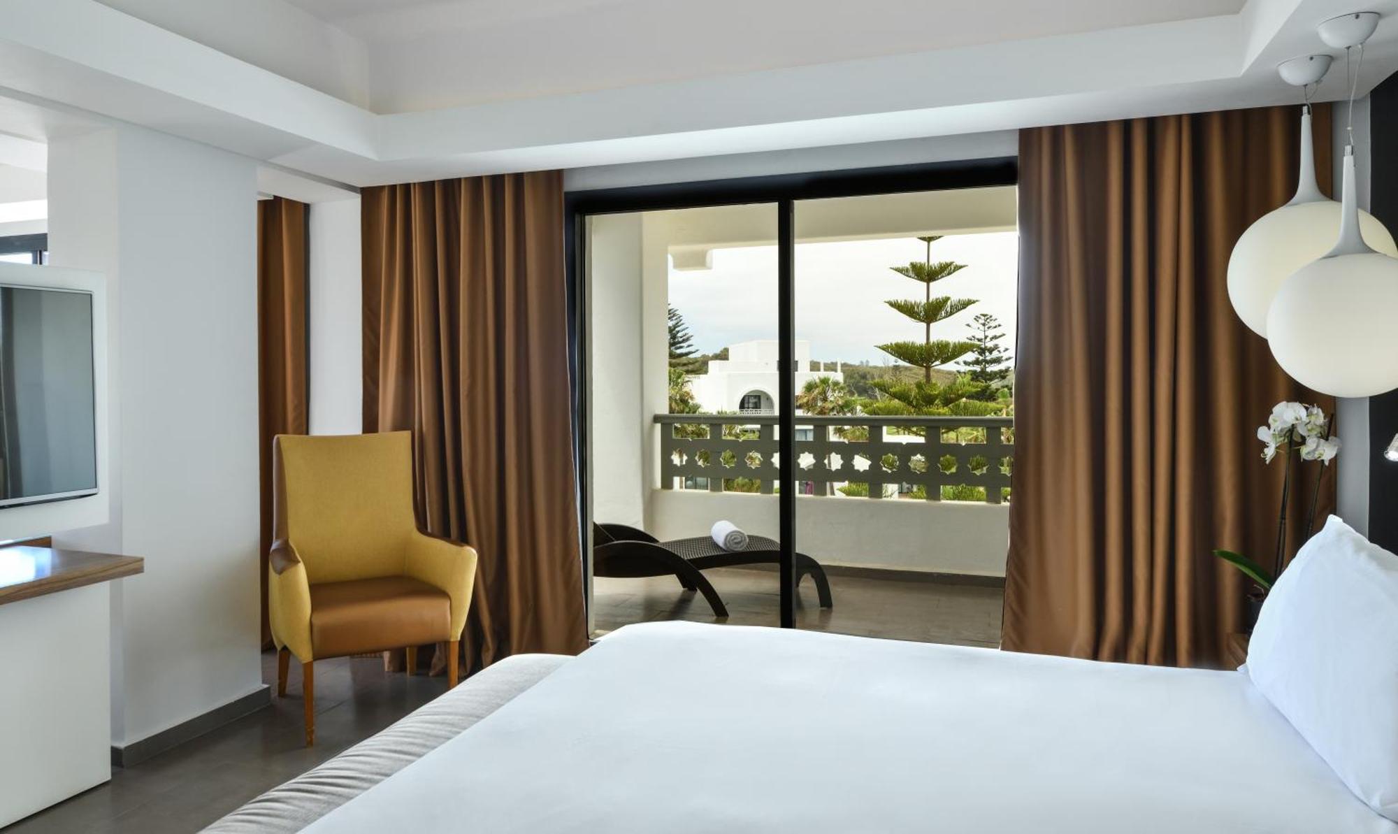 Pullman Mazagan Royal Golf & Spa El Jadida Ngoại thất bức ảnh A bedroom with a sliding door