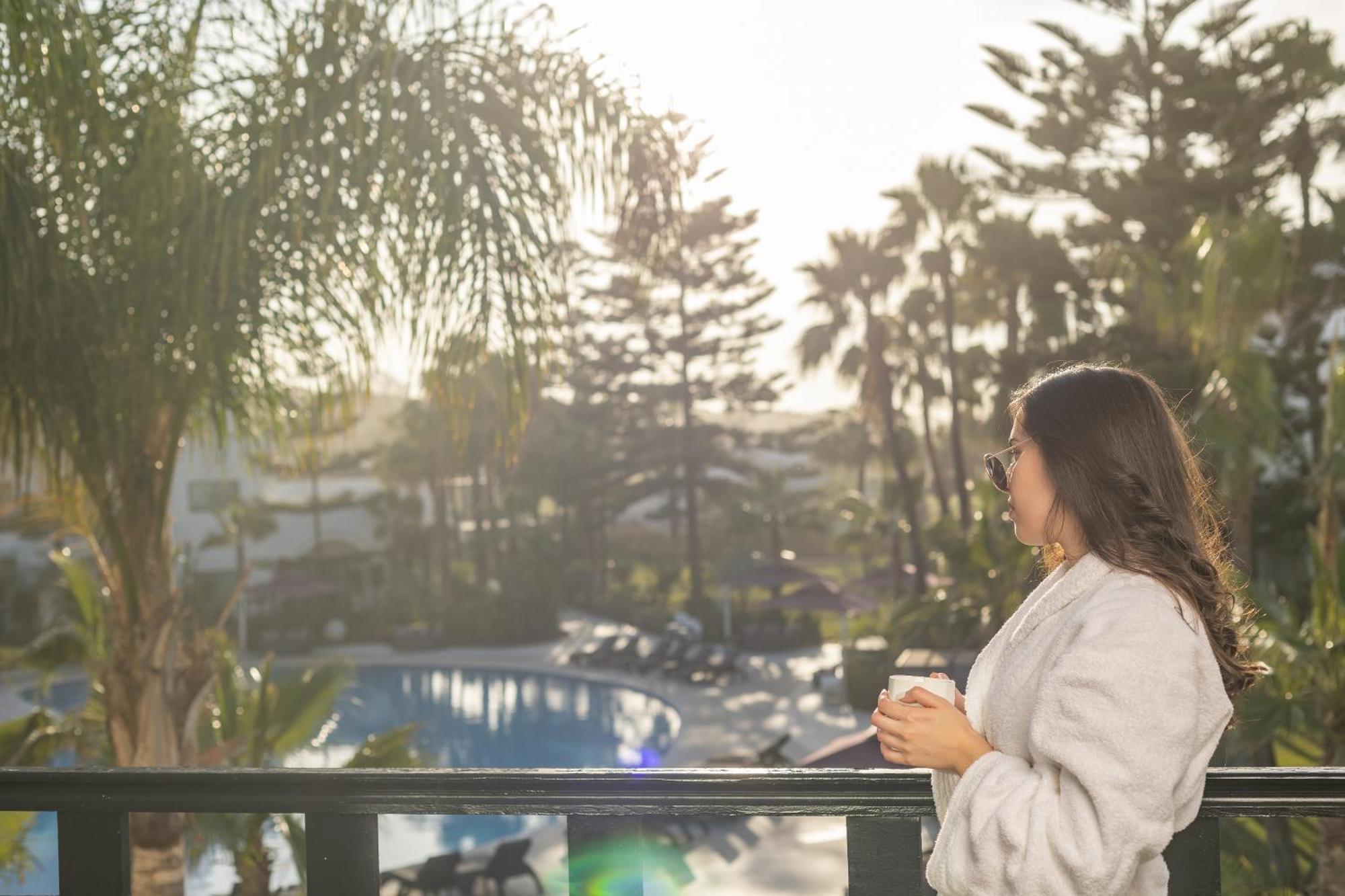 Pullman Mazagan Royal Golf & Spa El Jadida Ngoại thất bức ảnh A woman wearing a bathrobe