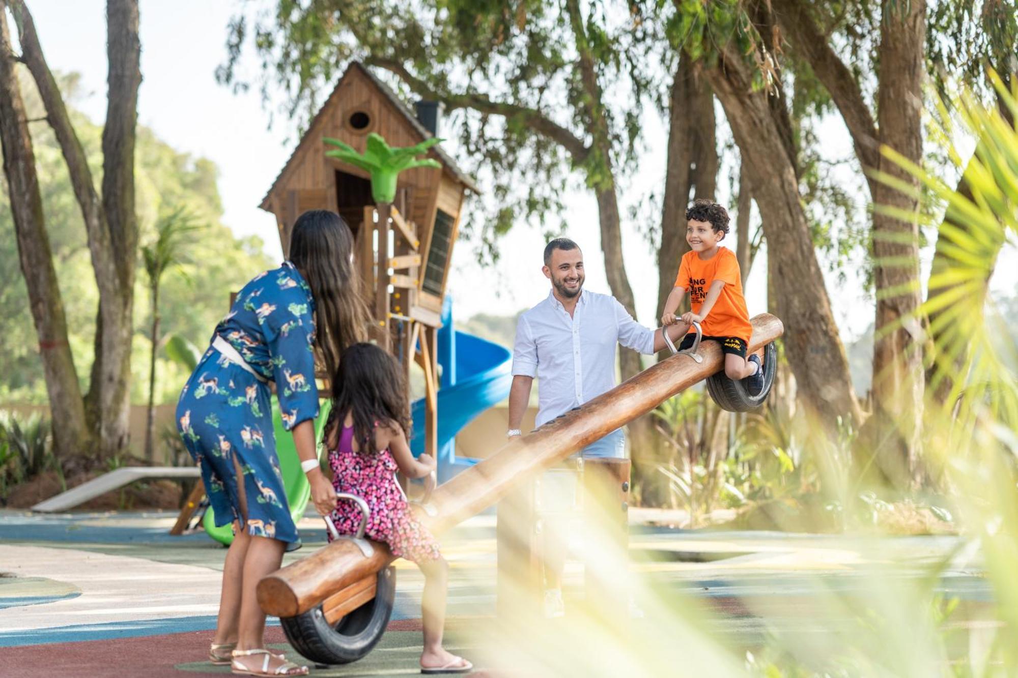 Pullman Mazagan Royal Golf & Spa El Jadida Ngoại thất bức ảnh Family playing in the park